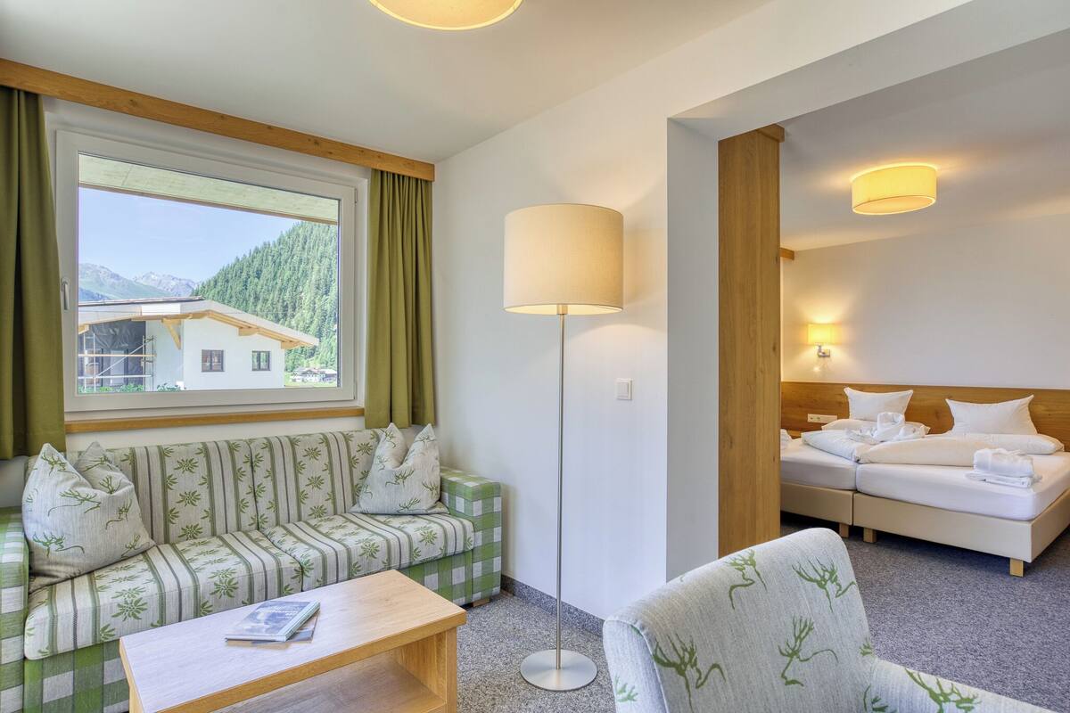 Suite junior, balcón, vista a la montaña (Steinbock) | Área de sala de estar | Televisión