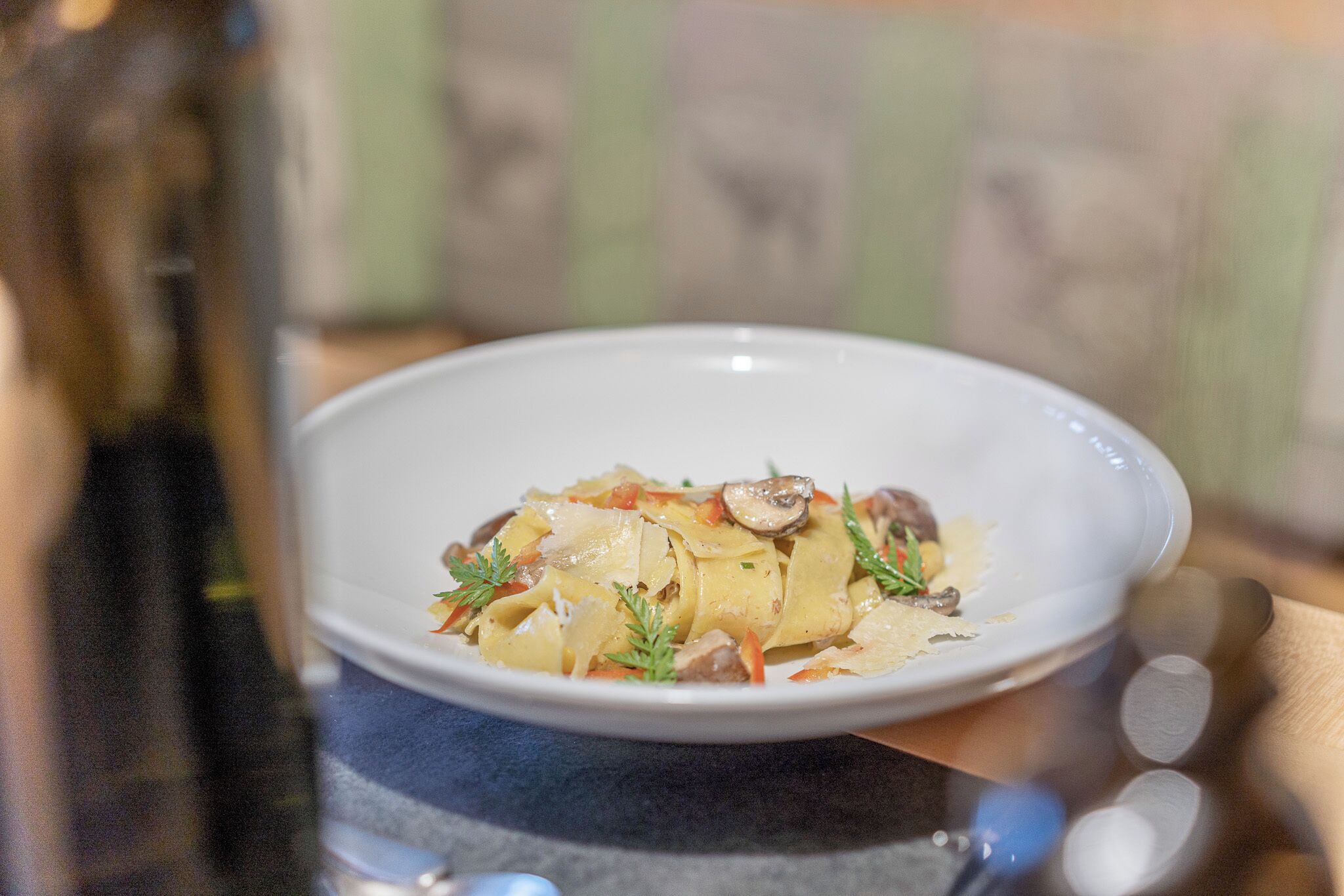 Un plato de pasta con champiñones y hierbas.