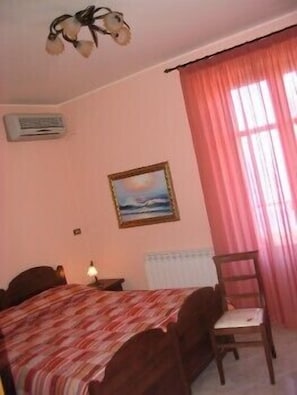 Minibar, desk, iron/ironing board, rollaway beds - B&B Ondazzurra (Piraino)