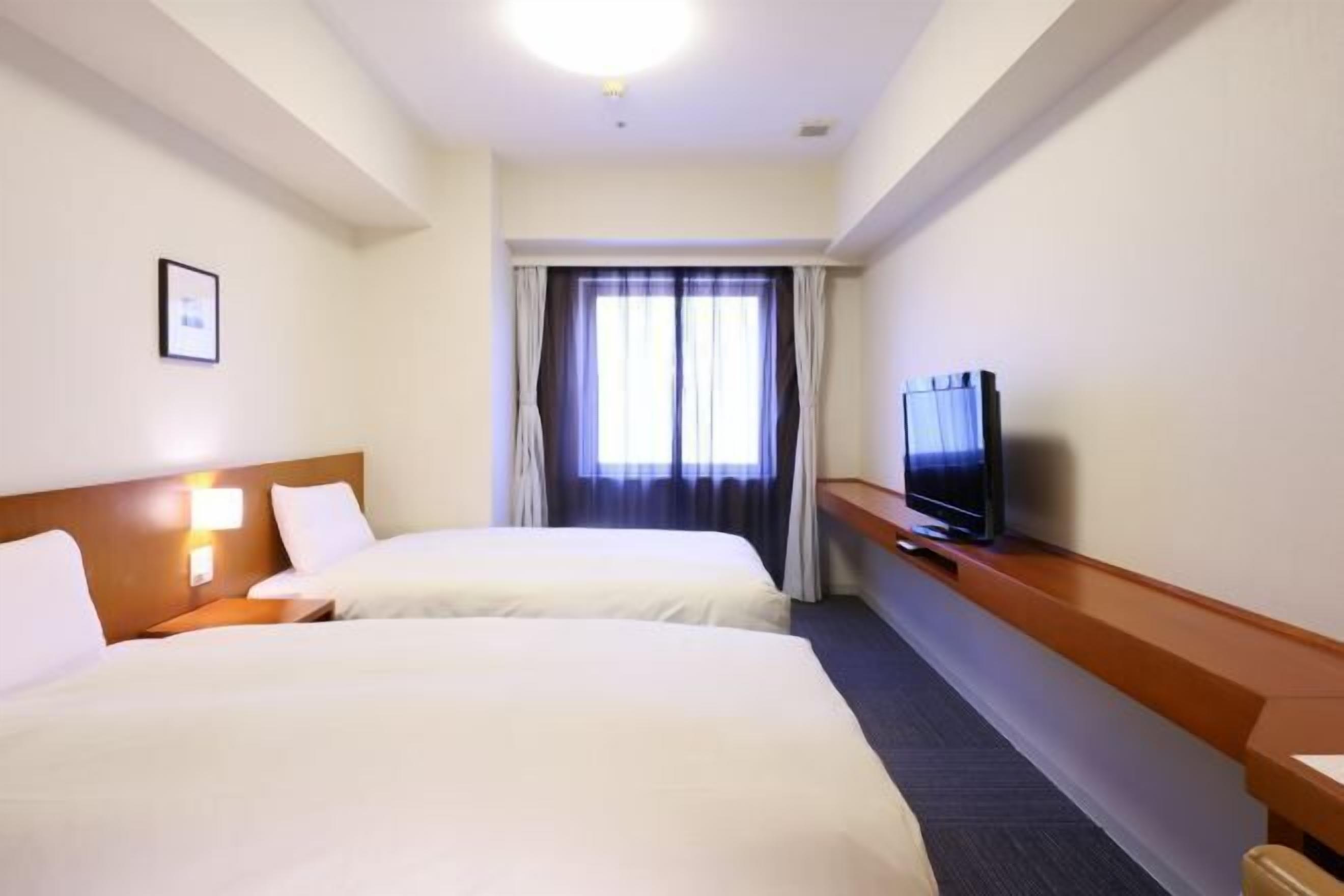 Dundyner, skrivebord, mørklægningsgardiner, lydisolering