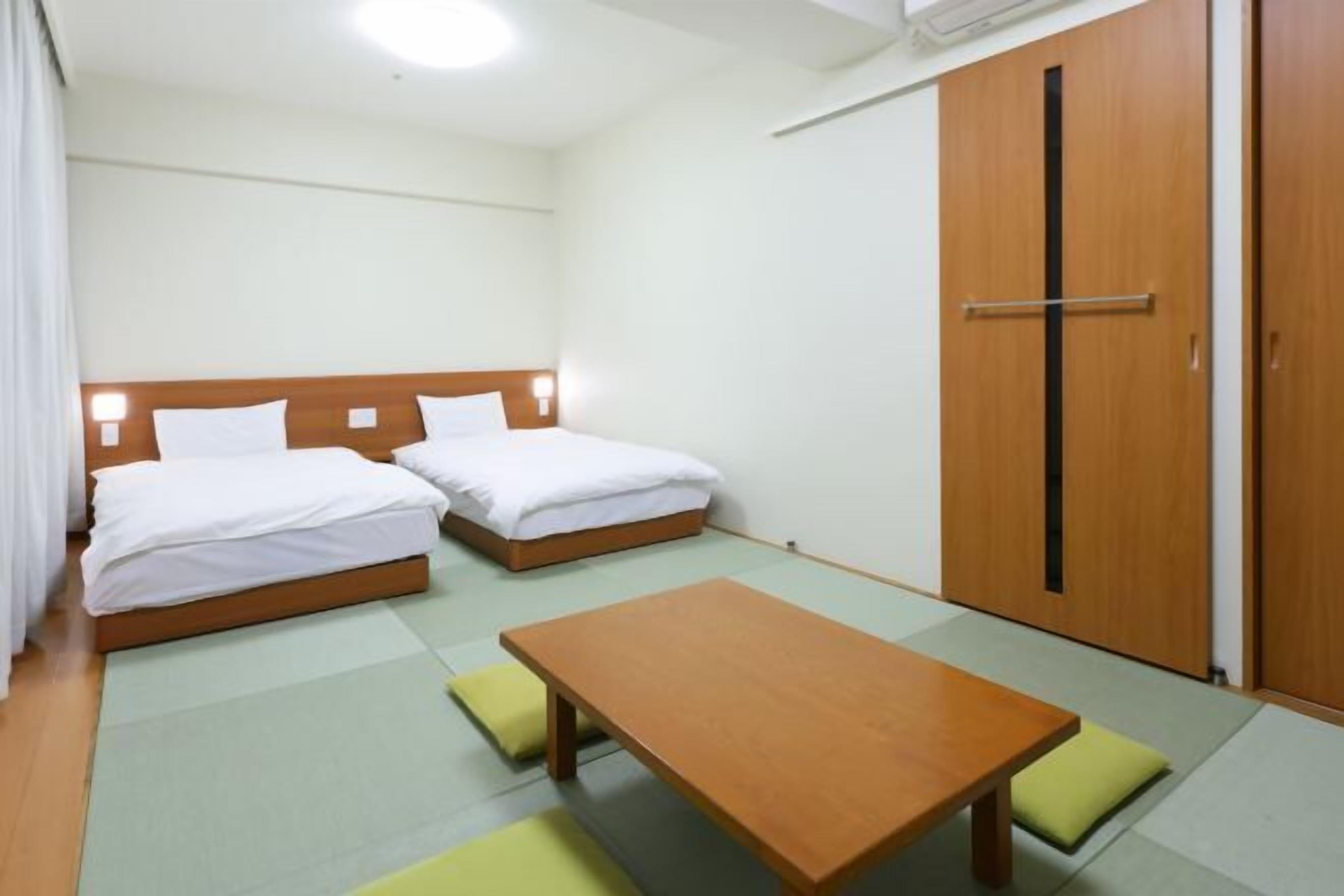 Dundyner, skrivebord, mørklægningsgardiner, lydisolering