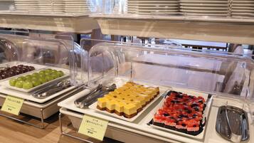 Daily buffet breakfast (JPY 2500 per person)