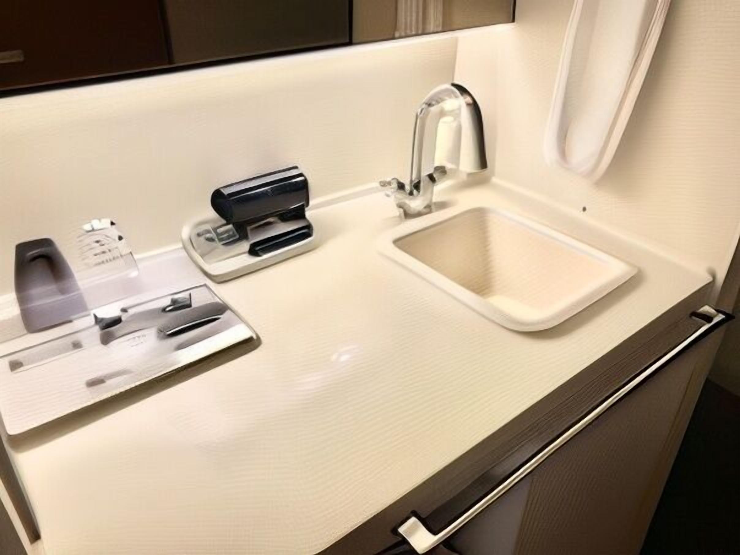 Badeværelse | Bruser, gratis toiletartikler, hårtørrer, hjemmesko