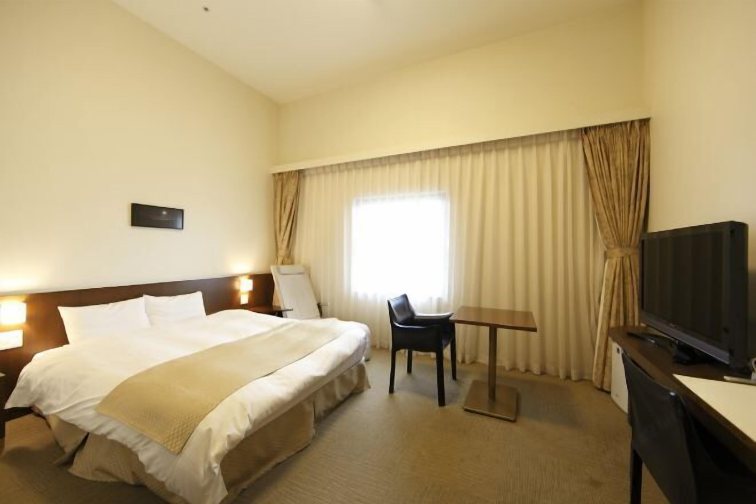 Dundyner, skrivebord, mørklægningsgardiner, lydisolering