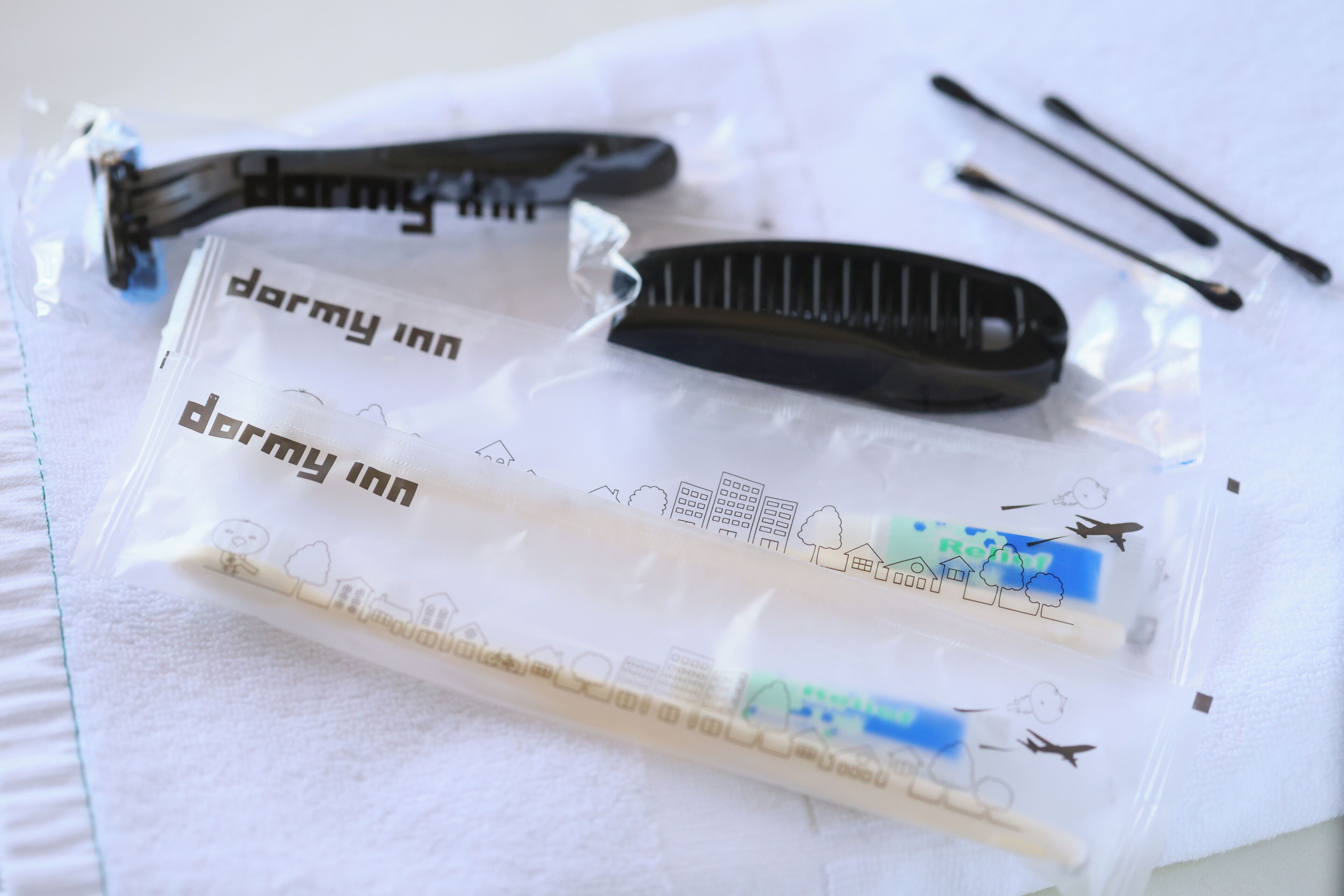 A package labeled 'darmy inn' containing a black comb, a white brush, and four black hair ties.