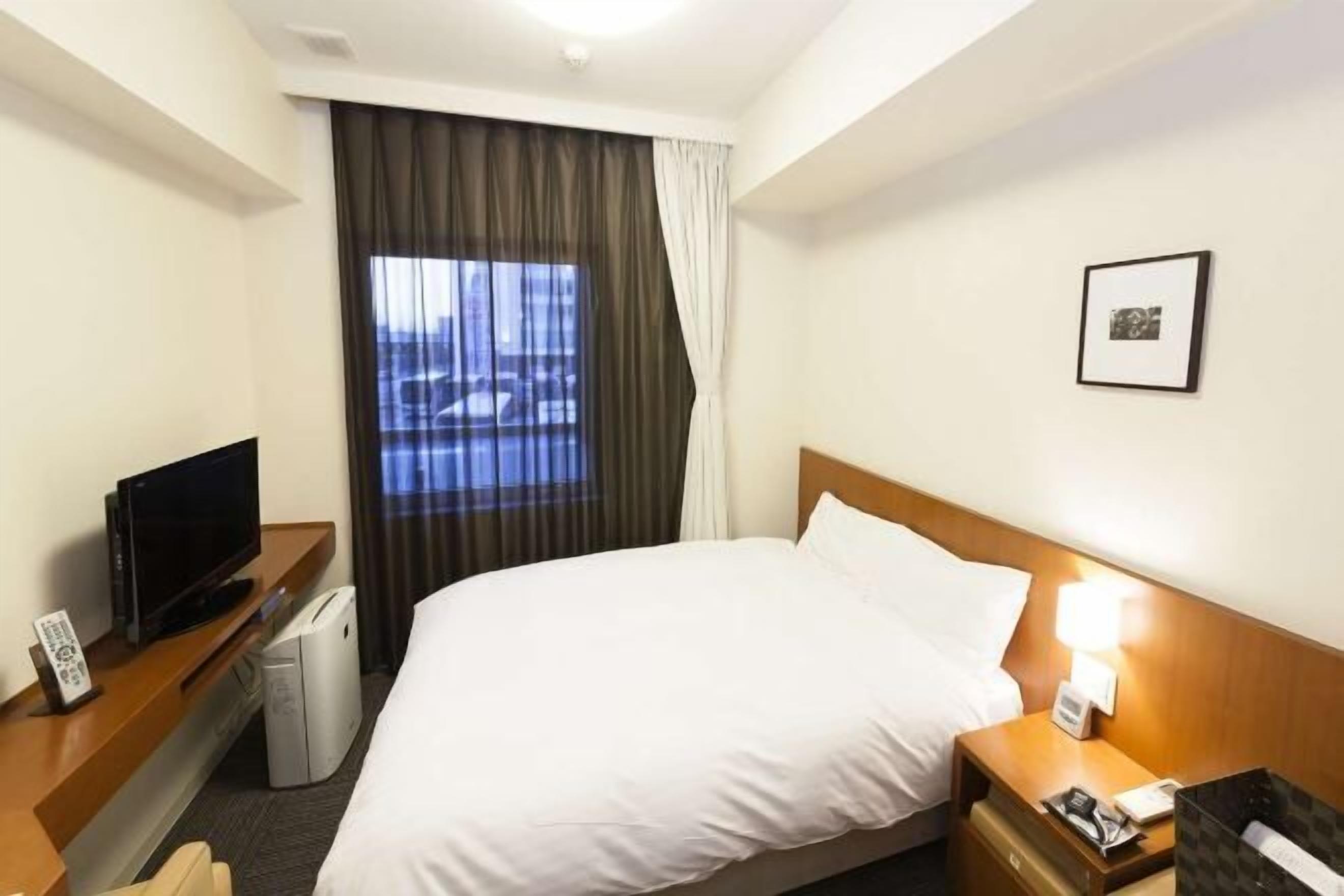 Dundyner, skrivebord, mørklægningsgardiner, lydisolering