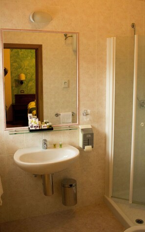 Kostenlose Toilettenartikel, Haartrockner, Bidet, Handtücher