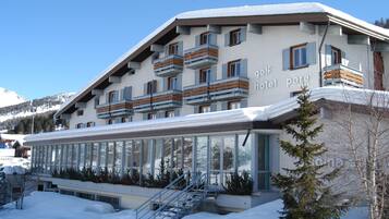 Ein Skiort-Hotel mit mehreren Balkonen und einer Glasfassade.