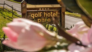 A wooden sign with the text 'golf hotel palen' indicating a hotel with a golf course. - Hotel Parè (Livigno)