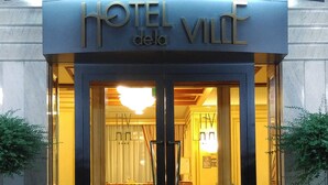 A hotel entrance with a sign reading "HOTEL de la VILLE". - Hotel De la Ville (Saint-Vincent)