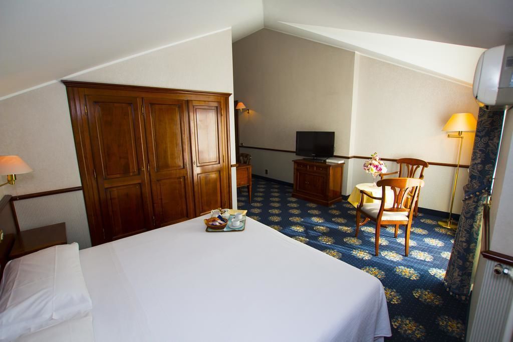 double room (free spa) | hypo-allergenic bedding, select comfort beds, minibar, in-room safe