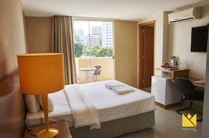 Habitación Deluxe doble, no fumadores | Minibar, caja fuerte, escritorio y cortinas opacas