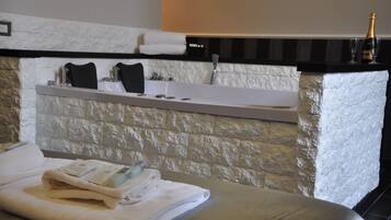 Jetted bathtub