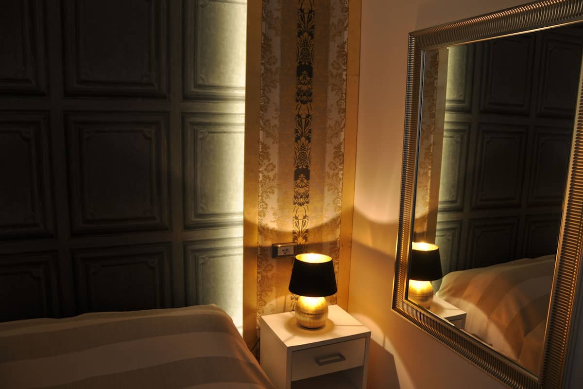 Frette Italian sheets, minibar, in-room safe, desk