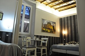 Triple Room | Frette Italian sheets, minibar, in-room safe, desk - Navona Nice Room (Rome)