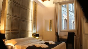 A hotel room with a bed, a desk, and a chair. - Navona Nice Room (Rome)