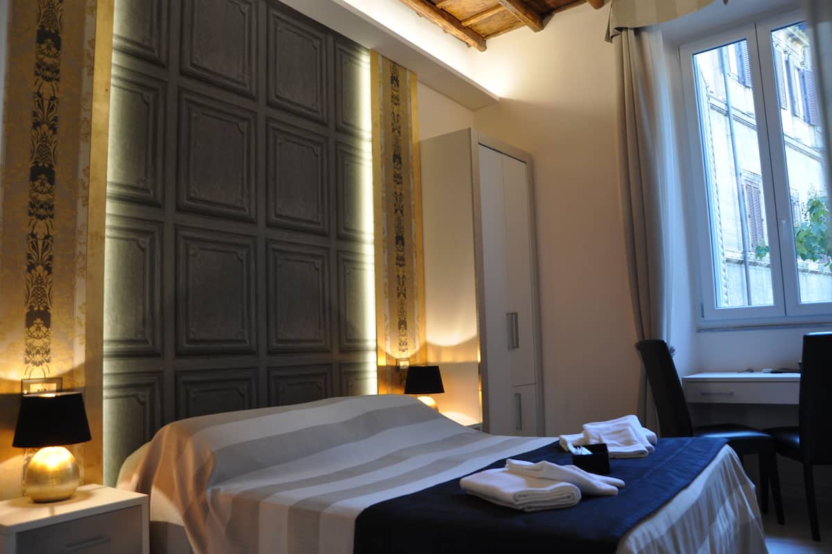 Suite, Hot Tub | Frette Italian sheets, minibar, in-room safe, desk