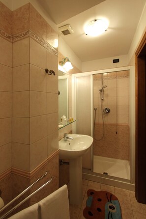 Double Room, Private Bathroom | Bathroom | Free toiletries, hair dryer, towels - Hotel Margaret (Florence)