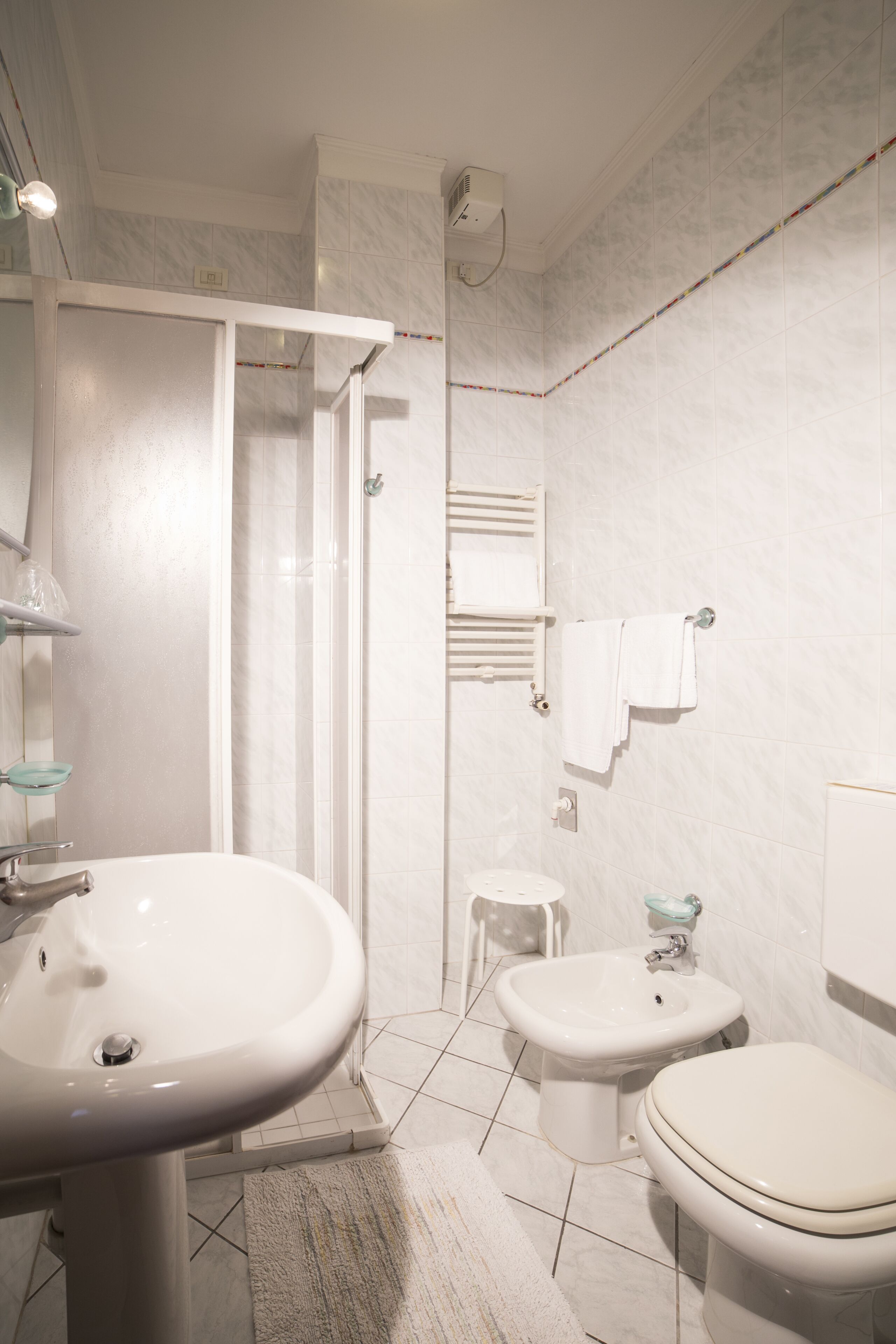 Apartment | Bathroom | Shower, hair dryer, bidet, towels