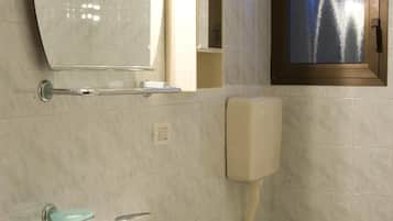 Apartemen (3 Pax) | Kamar mandi | Shower, pengering rambut, kloset, dan handuk