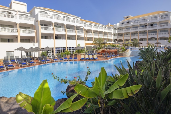 2 outdoor pools