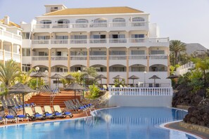 2 kolam renang terbuka 