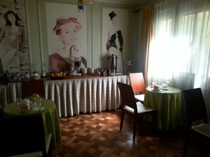 每日供应欧陆式早餐（每人 USD 4）