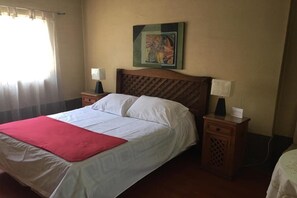 迷你吧、客房内保险箱、免费 WiFi