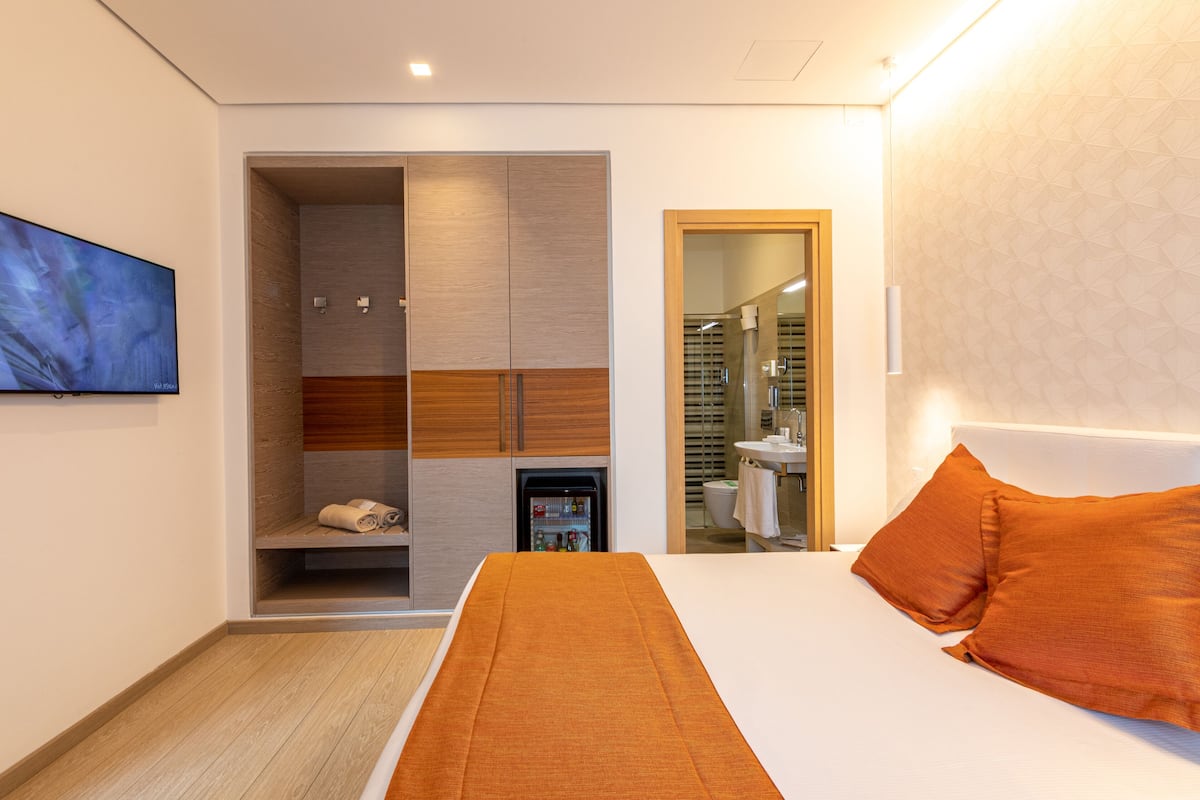 Standaard tweepersoonskamer (Beach access included) | 1 slaapkamer, een minibar, een kluis op de kamer, een bureau