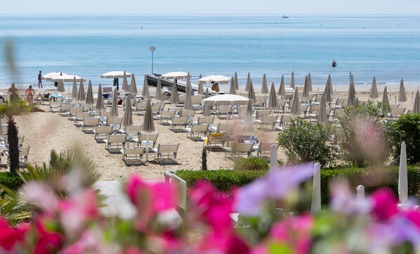 Private beach, sun loungers, beach umbrellas, beach towels - Hotel Aurora (Jesolo)