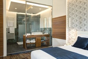 Suite – junior, sjøutsikt (Beach access included) | Minibar, safe på rommet, skrivebord og lydisolert