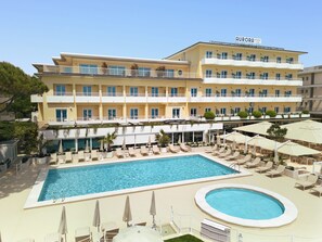 Outdoor pool, pool loungers