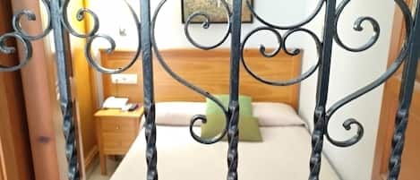 Habitación doble | Edredón, caja de seguridad en la habitación y decoración personalizada