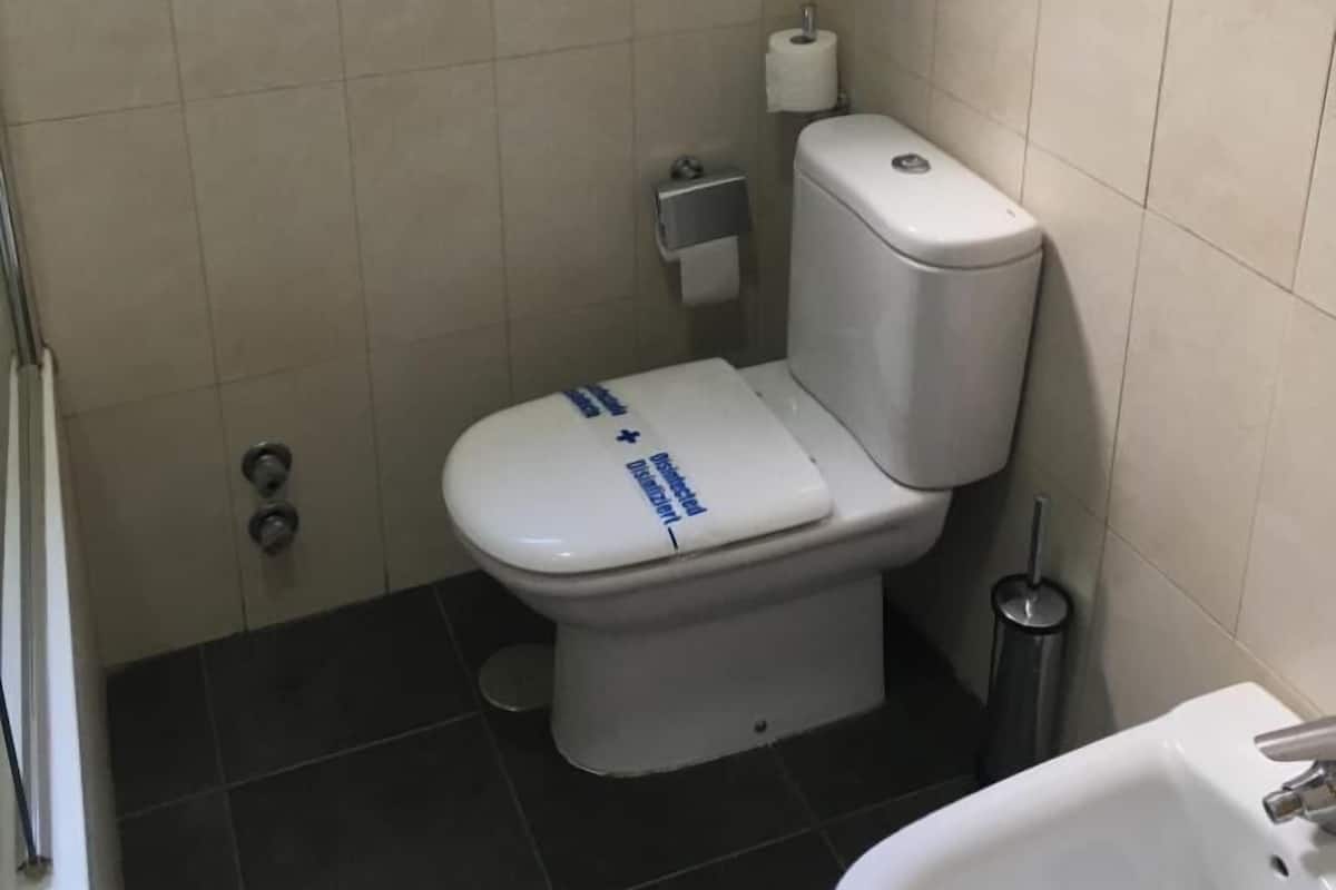 Pieni, käytännöllinen kylpyhuone, jossa on wc, bidee ja pesuallas.