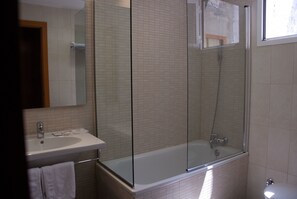 Baignoire, articles de toilette gratuits, sèche-cheveux, bidet