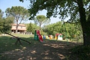 Tempat bermain anak - outdoor