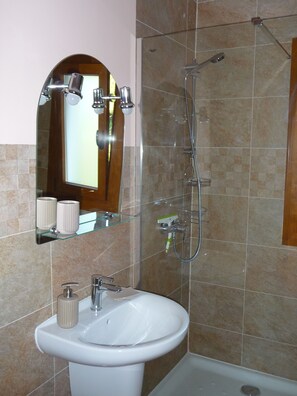 Combined shower/bathtub, hair dryer, towels - Apartamentos Osa Menor (Santanyi)