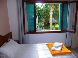 1 habitación, decoración personalizada y muebles diferentes 