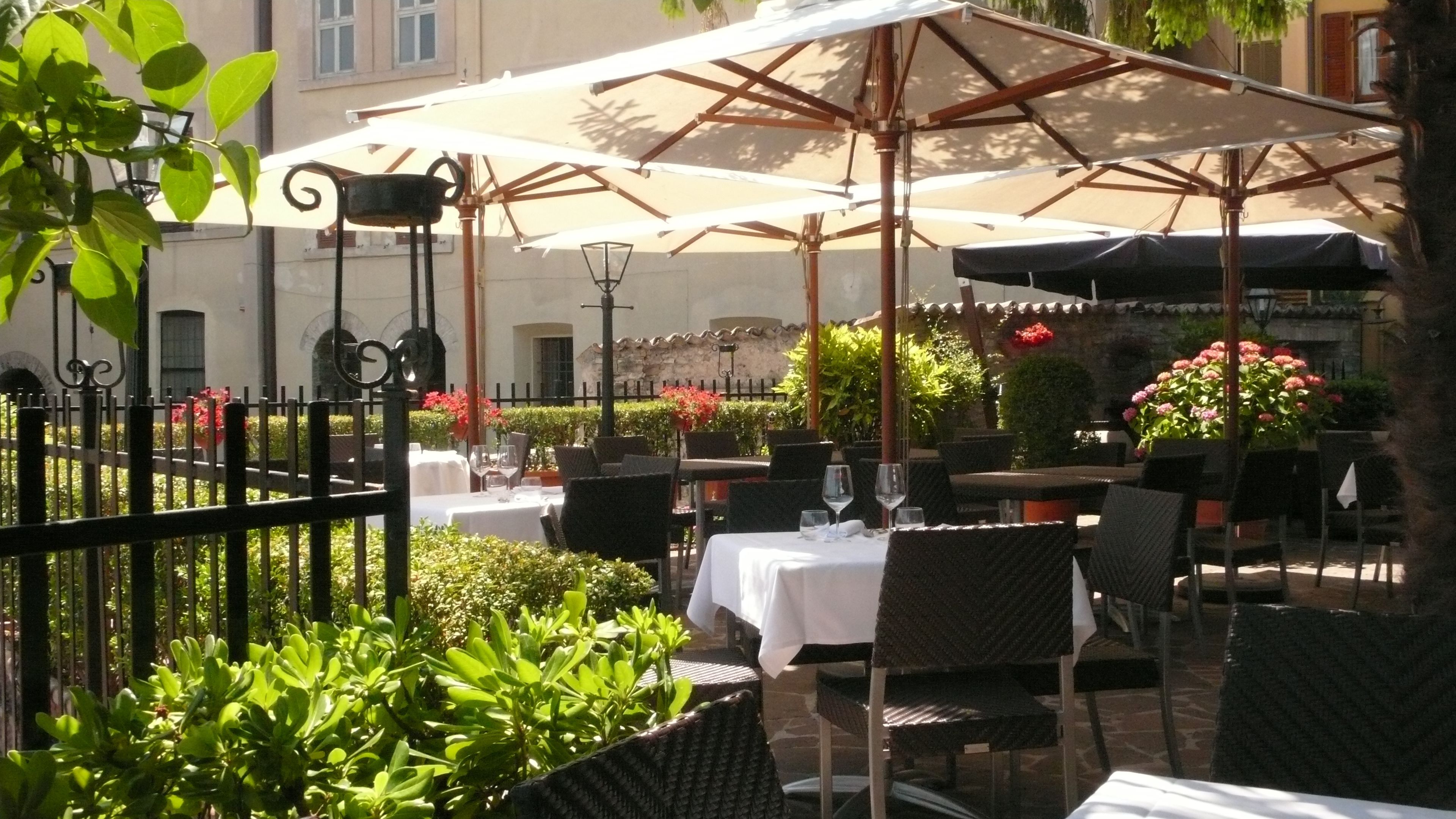 Aperto a colazione e pranzo, cucina italiana, con tavoli all'aperto 