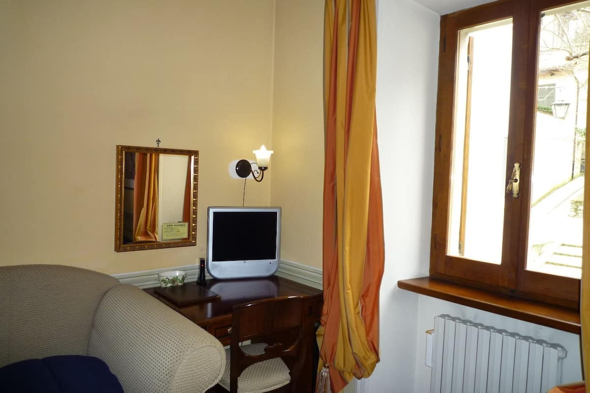 triple room | living area | flat-screen tv