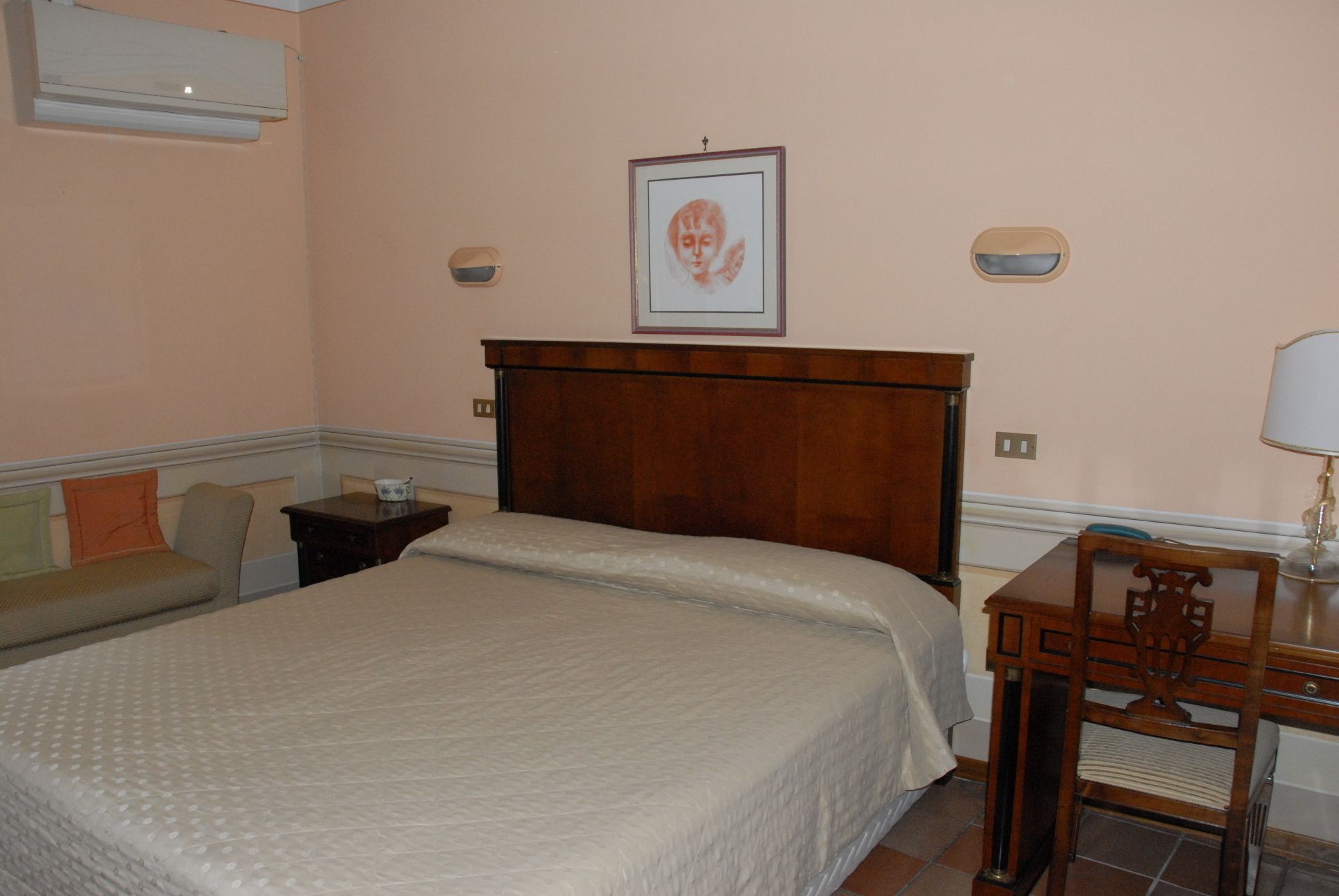 desk, blackout curtains, free wifi, bed sheets