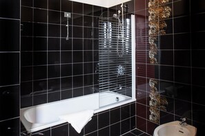 Suite superior (4 adults) | Baño | Ducha, artículos de higiene personal gratuitos y secador de pelo