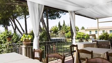 Breakfast served, Italian cuisine, al fresco dining