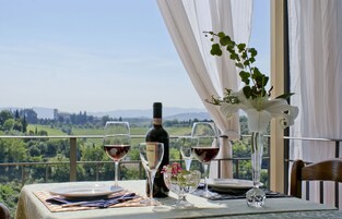 Breakfast served, Italian cuisine, alfresco dining 