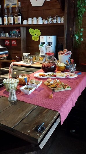 Petit déjeuner buffet (5 EUR par personne)