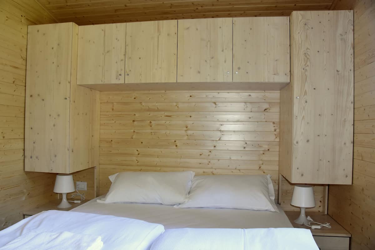 Suite estudio junior | Edredón, camas Select Comfort y caja de seguridad en la habitación 