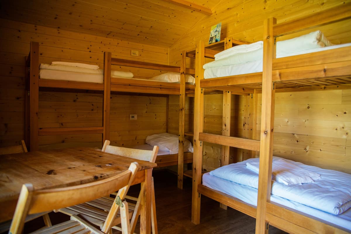 Edredón, camas Select Comfort y caja de seguridad en la habitación 
