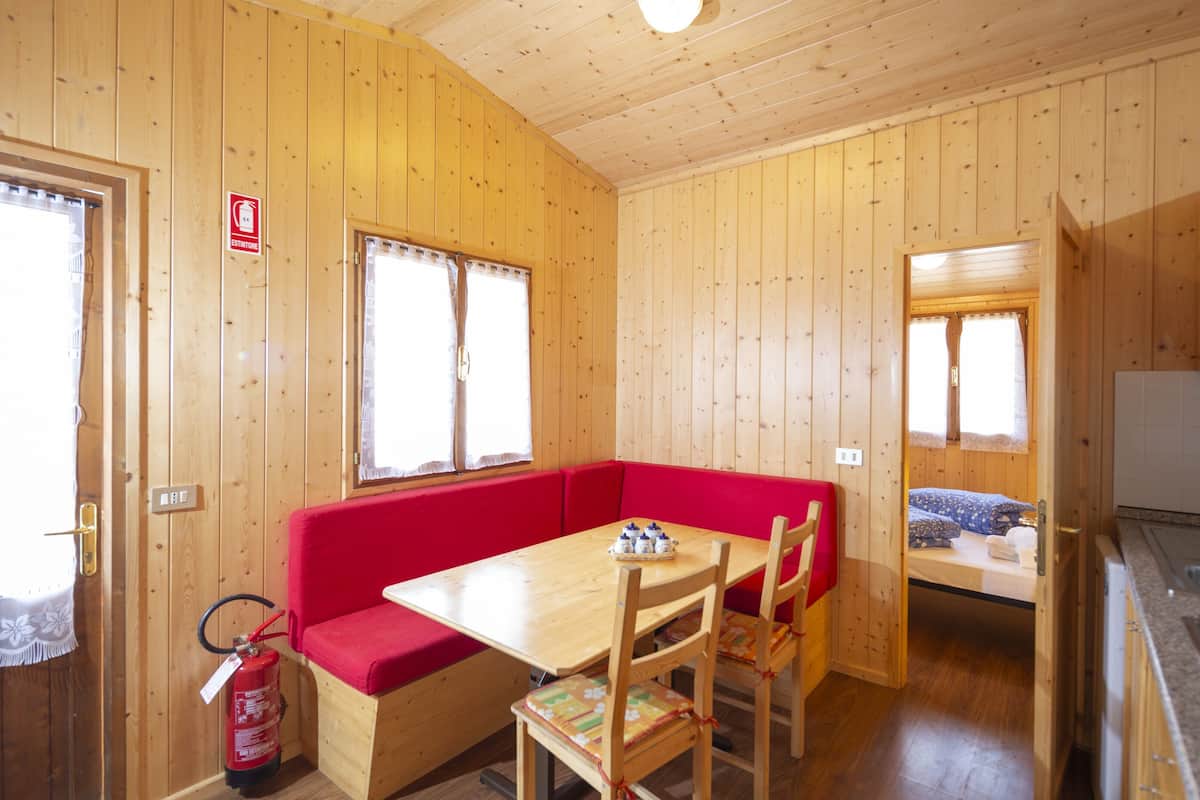 Casa rodante, 2 habitaciones | Sala de estar | Televisión 