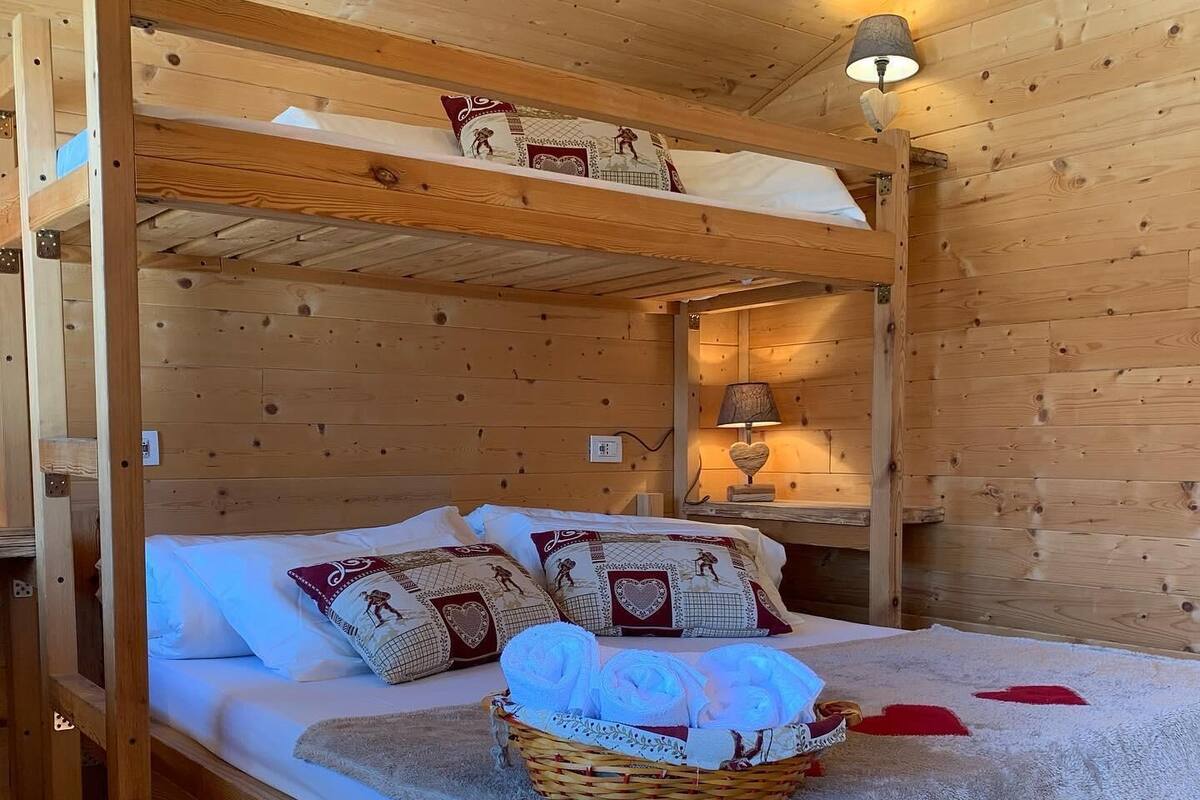 Chalet (2 adults) | 1 makuuhuone, untuvapeitot, Select Comfort -patjalliset sängyt