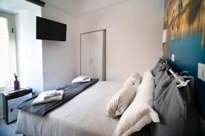 غرفة اقتصادية مزدوجة | 1 غرفة نوم وملاءات للفراش لا تسبب الحساسية وخزنة داخل الغرفة